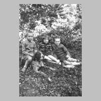 087-0001 Romau 1930. Die Geschwister Stoermer mit ihrem Hund.jpg